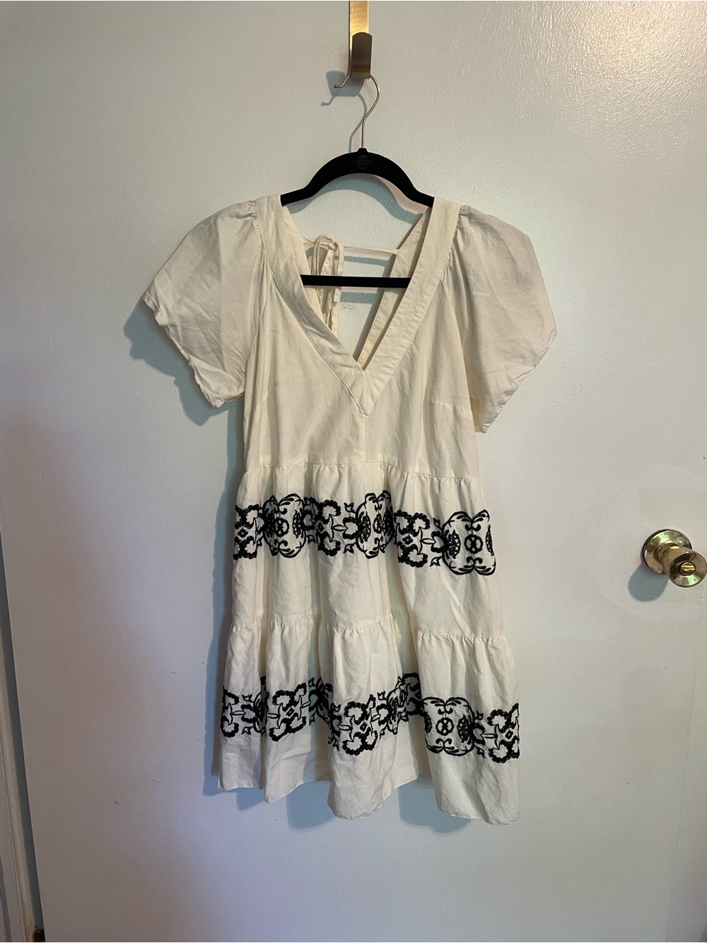 Old Navy women’s White Dress with Black Embroidery XS P